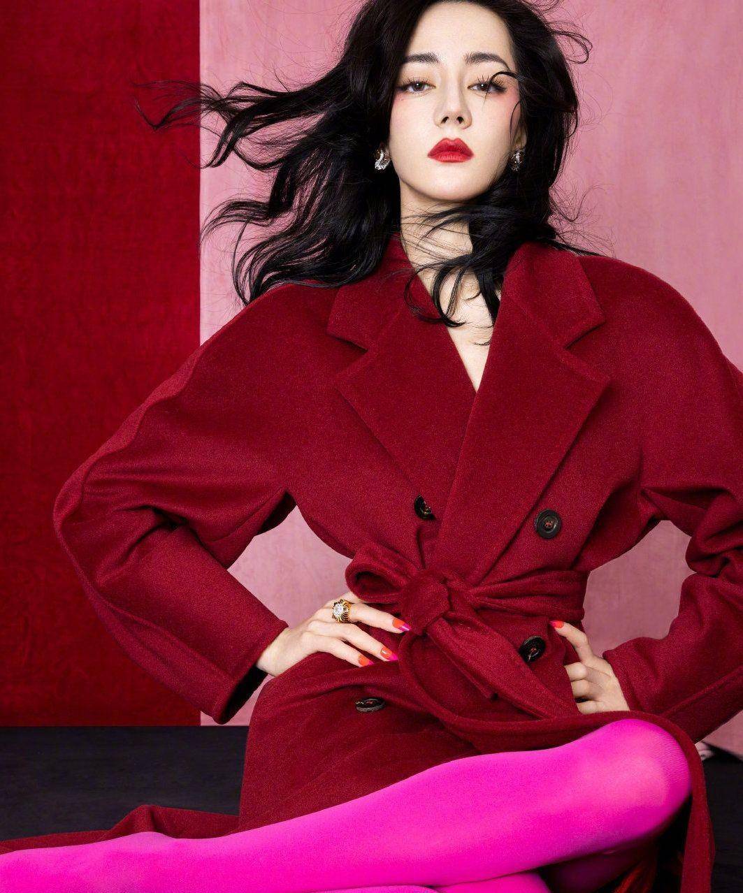 被迪丽热巴惊艳到了,穿红色大衣美艳动人,微卷长发身材火辣_造型_网友