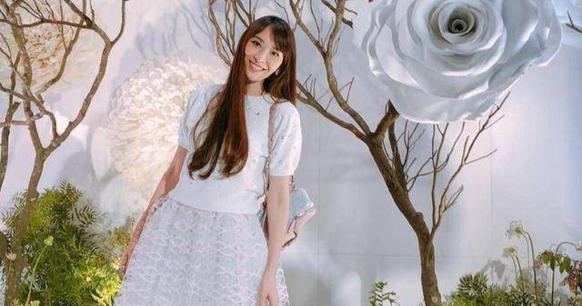 吴佩慈将生4胎也不忘陪儿女,挺孕肚带娃逛乐园,纪晓波全程陪同_孩子