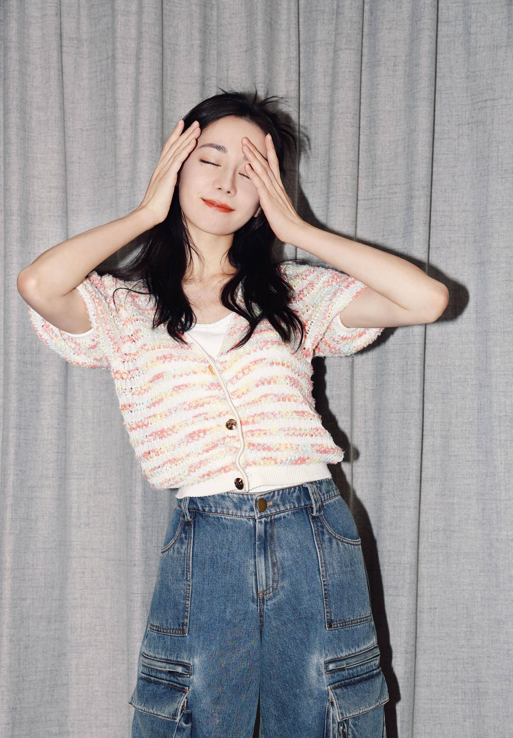 帝力热巴身着五一风,条纹针织工装裤搭配牛仔,清新时尚甜美可人_姐姐