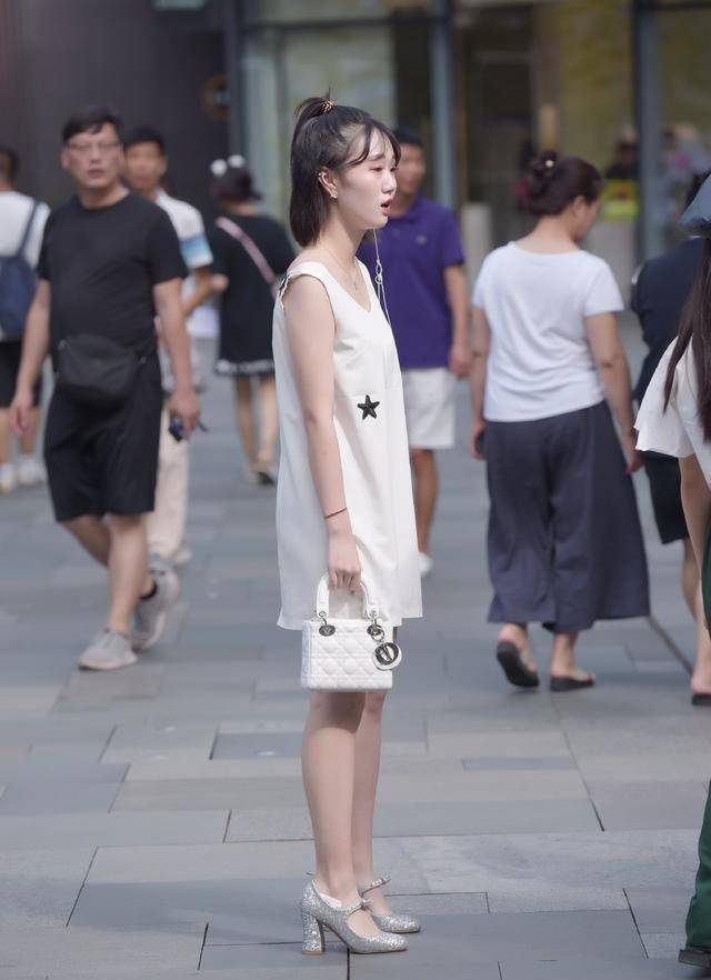 上衣一定要够长阔,不能有紧身衣服的勒痕