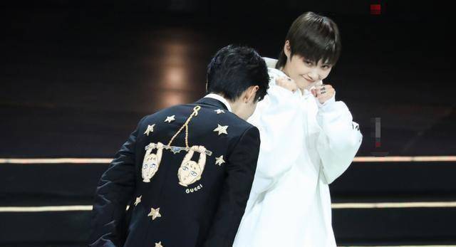 肖战台下跟李宇春握手,注意到他的肢体语言,懂不懂感恩一目了然_动作