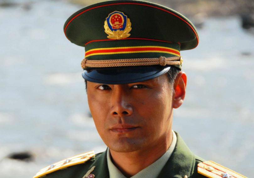 因高颜值被破格录取,凭红河谷红遍全国,51岁儿女双全令人羡慕_邵兵