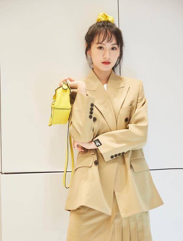 相比褚璇玑,我更喜欢穿现代装的袁冰妍,小蛮腰和小鸟腿超抢镜_设计