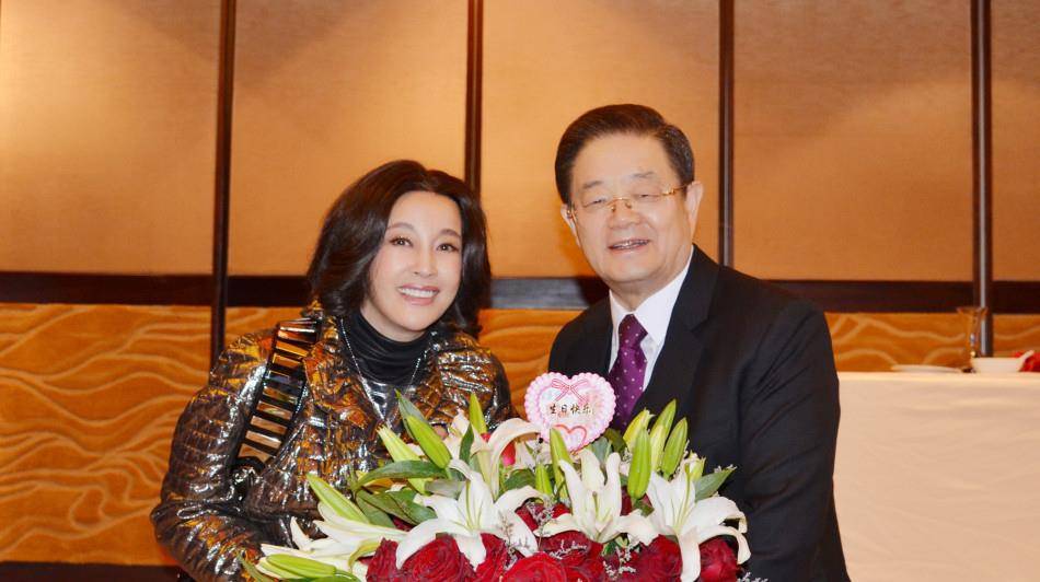 刘晓庆和老公同框!11岁之差像隔辈人,一个风韵犹存一个老态明显