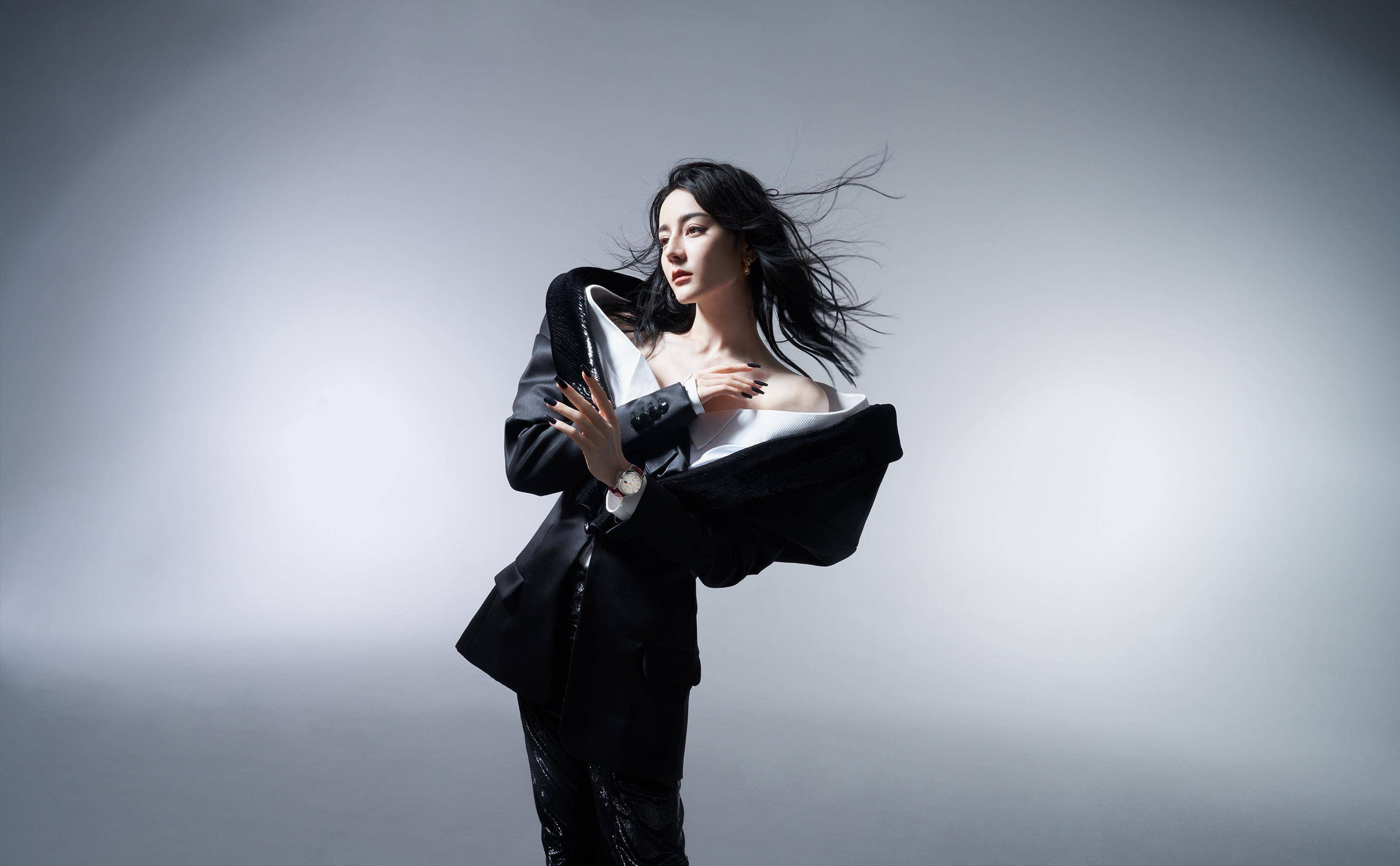 迪丽热巴登《费加罗》十月封面,贝壳抹胸宛若希腊女神,高级性感