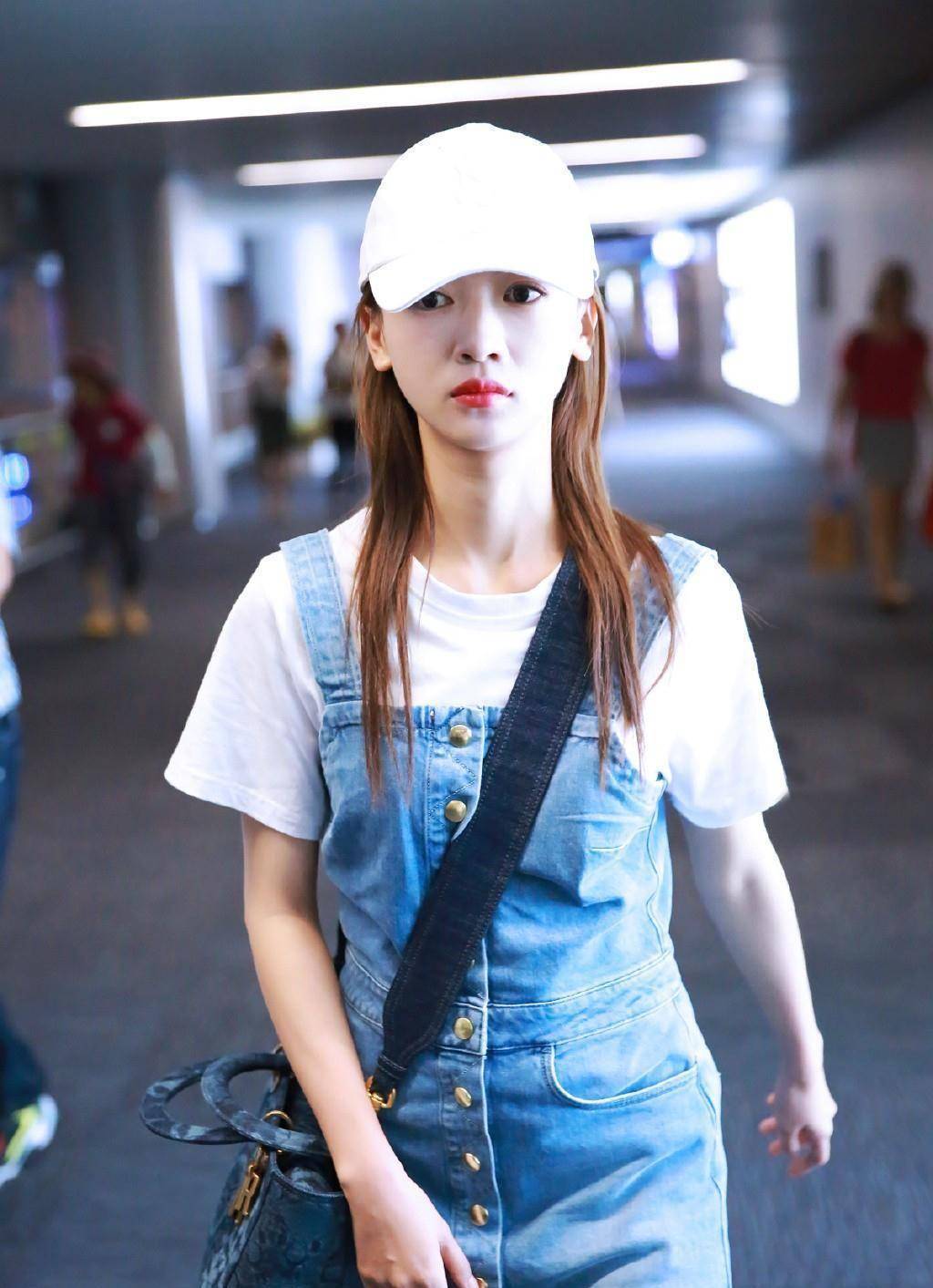 吴谨言哪像29岁,穿上白t恤配牛仔背带裙,说她18岁都嫌多_造型_少女