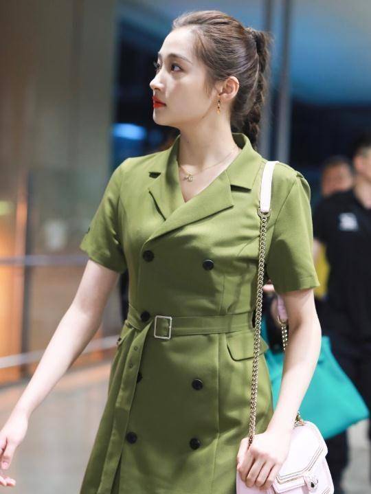 相差6岁的关晓彤和泫雅撞衫,事实证明,腰越细的人穿裙子越好看_气质