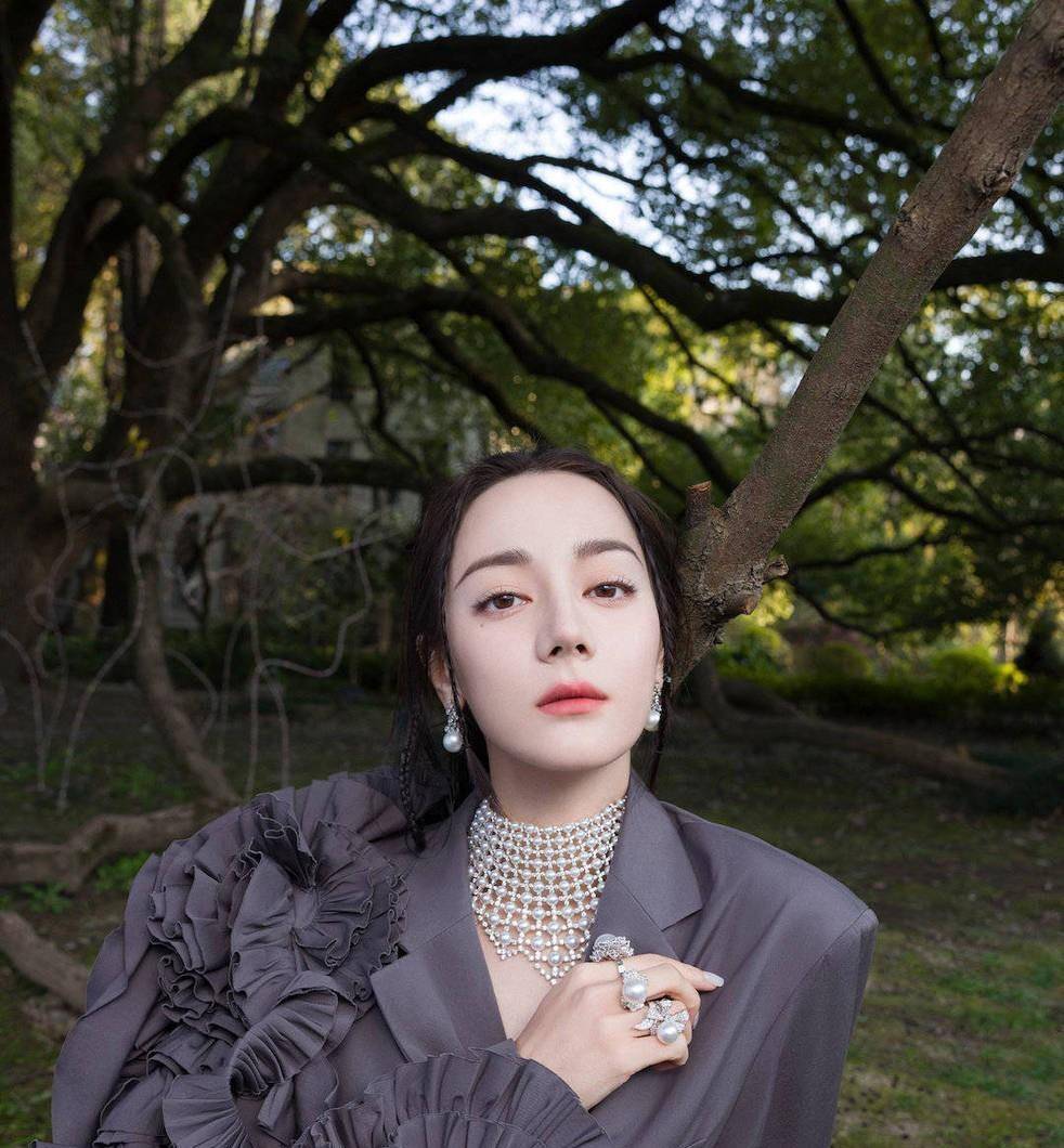 热巴黑色上衣俏皮可爱,系上蝴蝶结像个小魔女_时尚_热播_一面