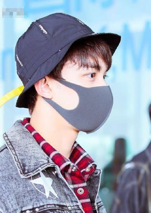 吴磊现身某机场,头戴一顶黑色的渔夫帽显得格外俊朗迷人,虽然用口罩将