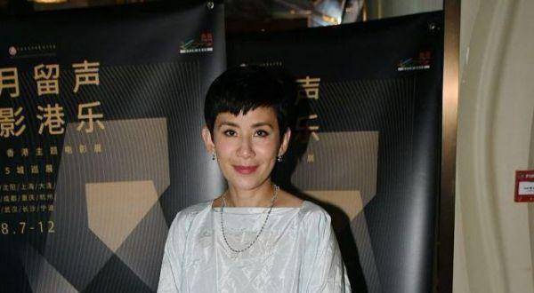 吴君如不愧是陈可辛老婆,穿白色娃娃装连衣裙配沙宣头,这像53岁吗?