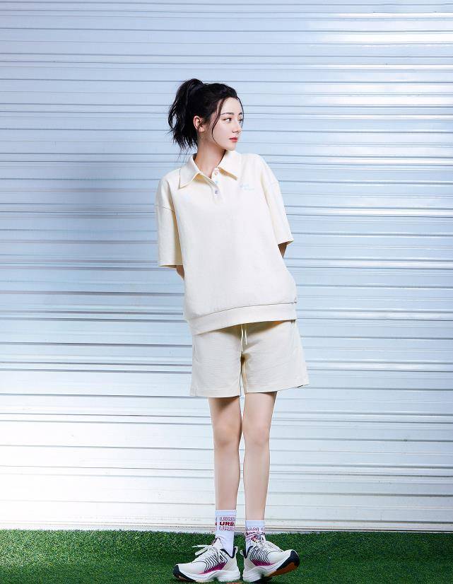 迪丽热巴好适合穿运动装,polo衫真显瘦,配双运动鞋就挺好看_时尚_衣服
