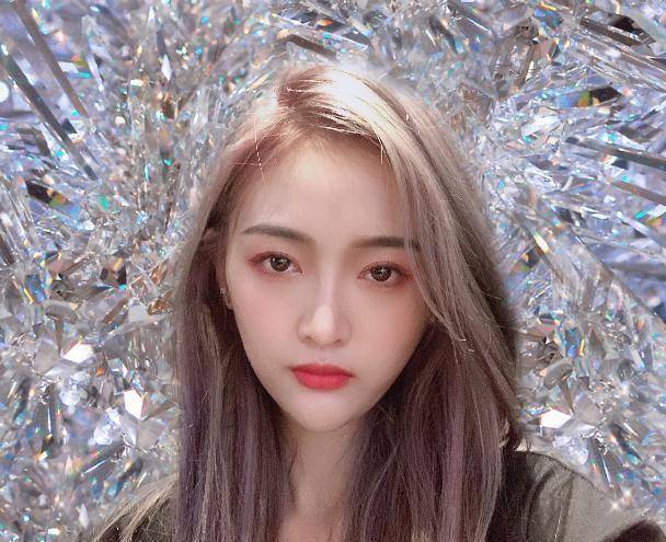 吴宣仪跟风挑战新发色,造型获众人称赞,网友:仙女下凡!