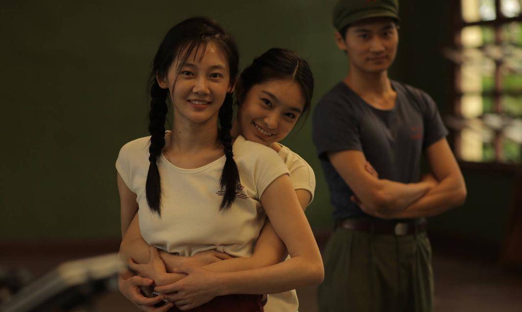 郑恺紧拥苏芒眼神暧昧,疑似穿情侣装,女方曾歧视苗苗_消息_回应_照片