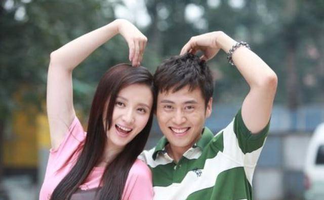 张萌走红毯香肩细腰,妩媚迷人,肩带意外断开急捂尬笑_丈夫_老公_投资