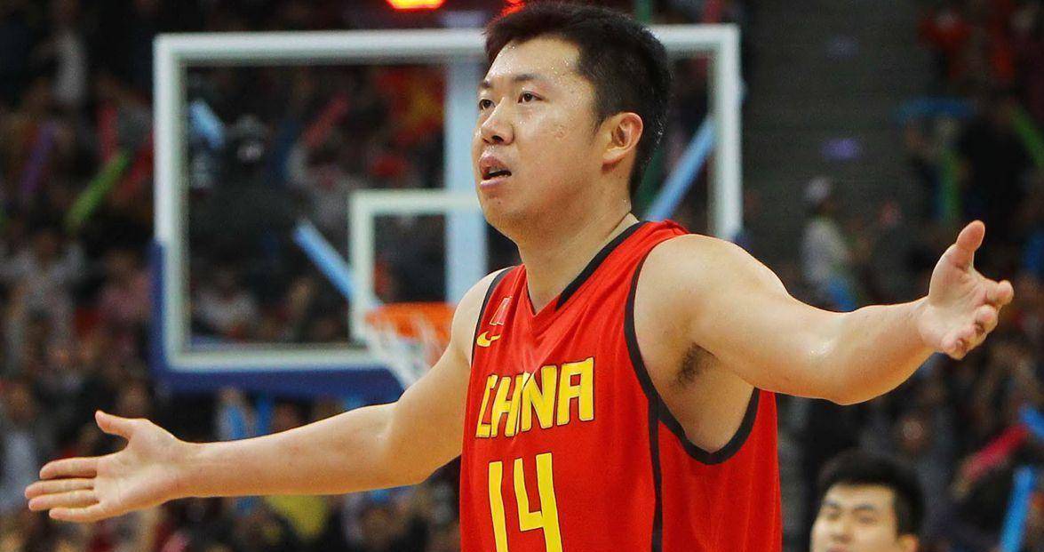 46岁王治郅穿军装再度执教 军衔曝光达大校级别 球迷热议淡泊名利