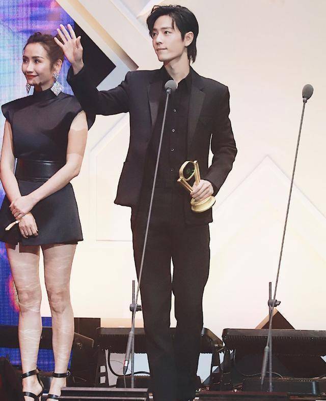 肖战斩获人气演员奖,穿纯黑西装雅痞绅士,新发型撞款王一博?