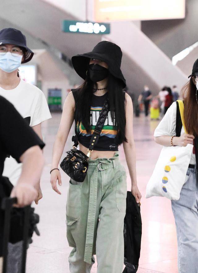 杨幂别再"炫腹"了,穿露脐装这腰看得我怀疑人生,瘦到毫无痕迹_身材