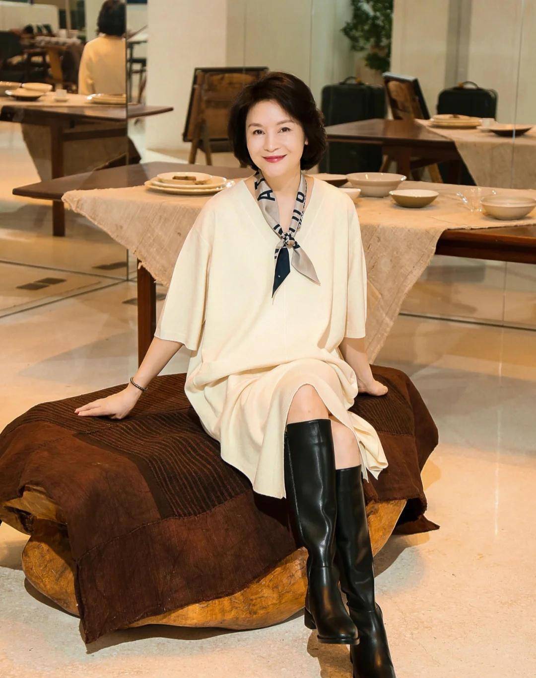 大龄优雅女性:穿浅色不宜深色,简单搭配利落有气质_衣服_中年_颜色