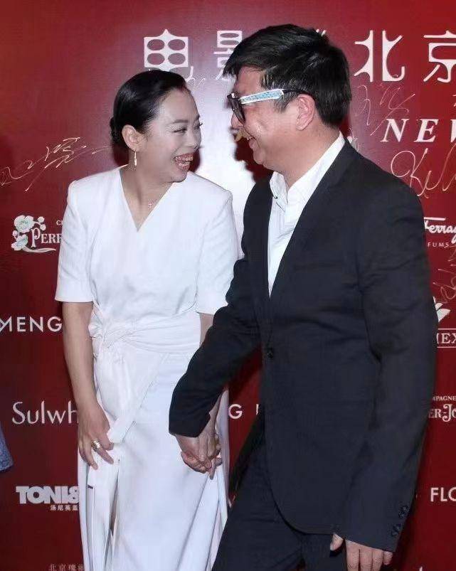 黄绮珊夫妇同框,她穿着一件不漂亮但端庄的衣服,老公的"红娘痣"很醒目