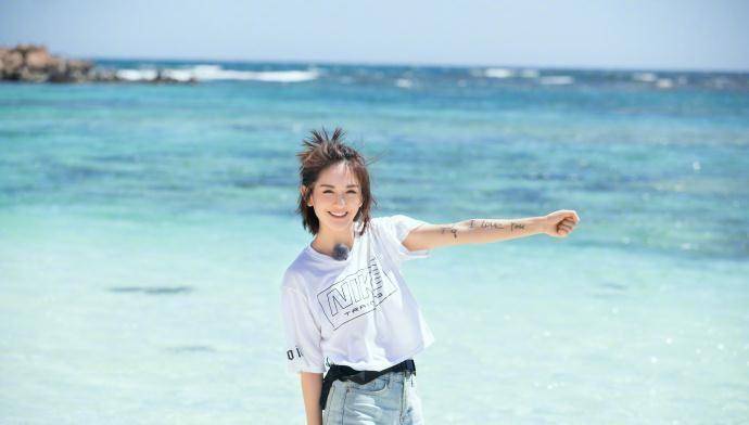 谢娜跳伞,把张杰和宝宝名字写手臂上,秀恩爱不怕网友怼_给予_声音