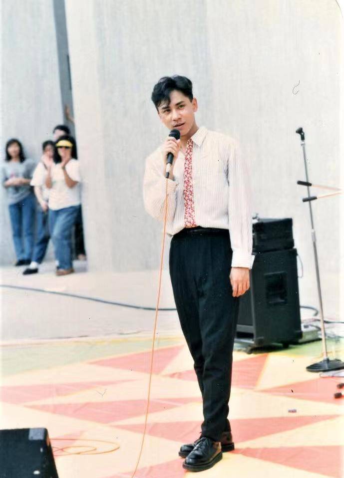 香港创作歌星黄凯芹晒出刚出道的照片,回忆那段美好的青葱岁月_演唱会