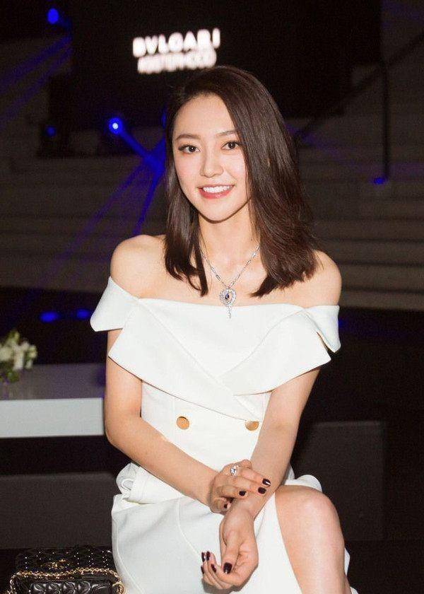 杨幂旗下四大女艺人同框,论颜值和大长腿,迪丽热巴只能排第二_李溪芮