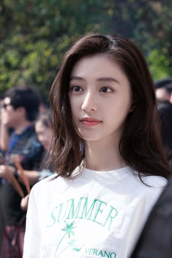 胡连馨是2000年出生的00后小花,同样也有着高颜值.