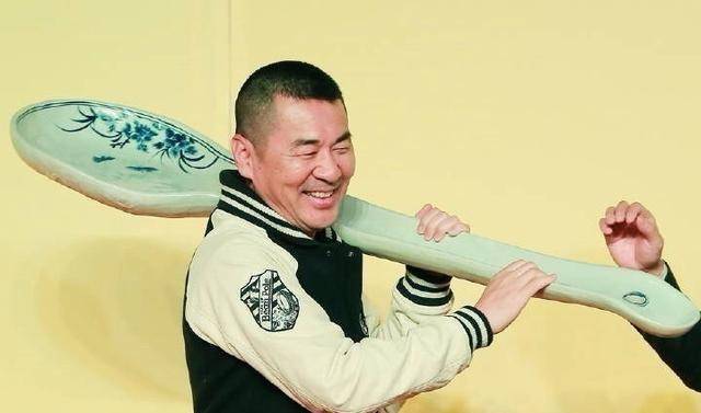 看综艺里的陈建斌"四体不勤",戏里的他严肃有威信.