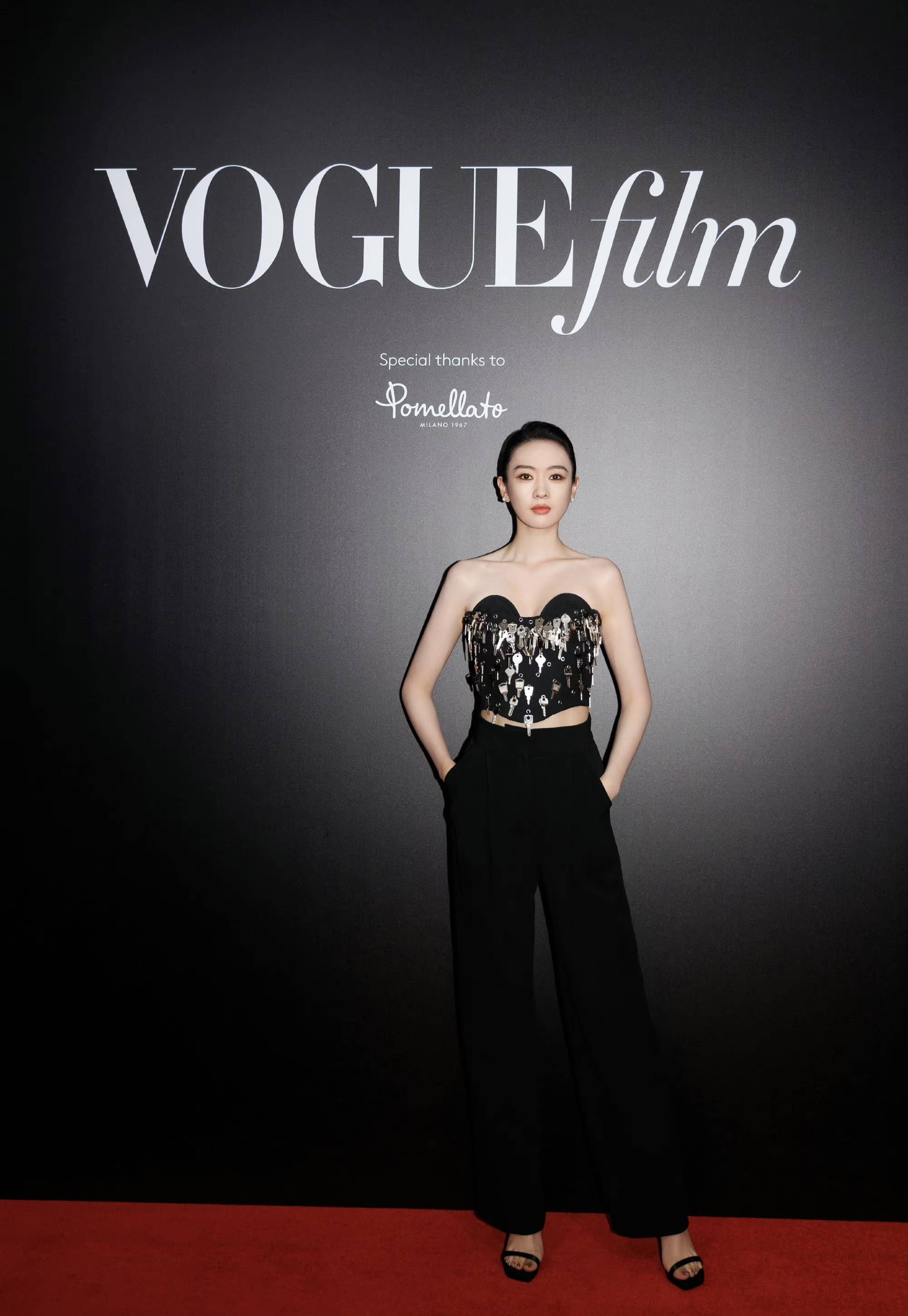 童谣黑色心形抹胸造型亮相活动,68把钥匙很抢眼.