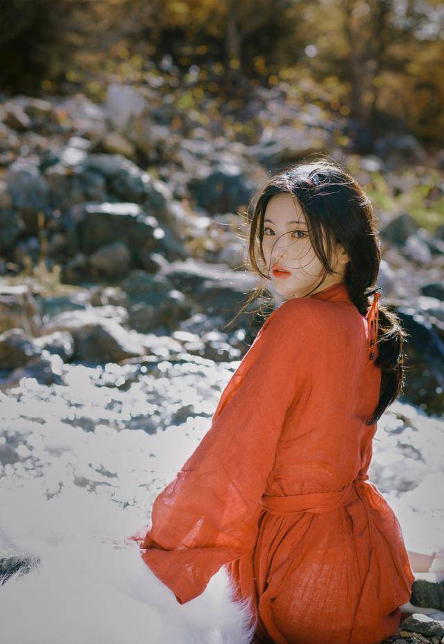 杨超越穿红衣拍古风雪地大片,带沈腾手机壳上班,秒变麻花小迷妹_流量