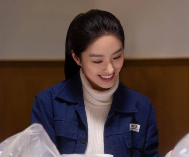 杨采钰晒《大江大河》剧照,伏案工作的梁思申太美!