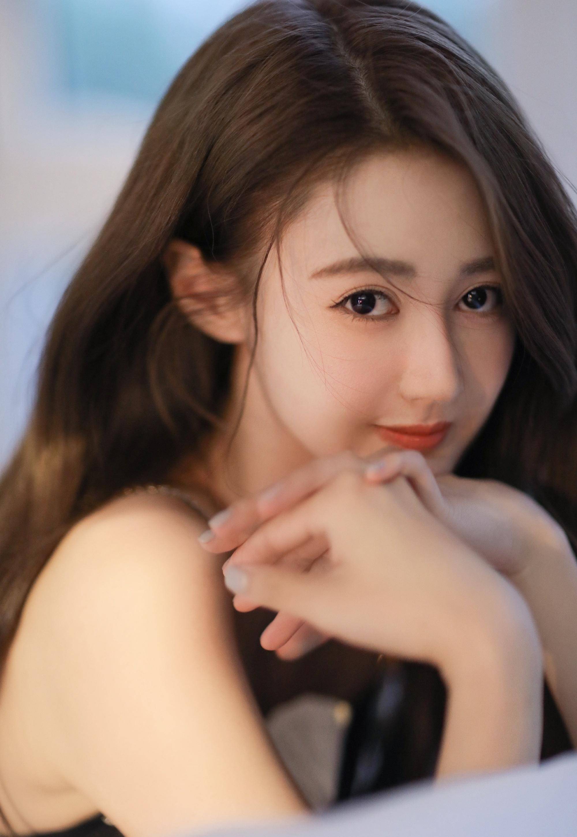 郭品超女友马泽涵晒最新写真,黑色长裙露白皙美背_照片_中国_九州