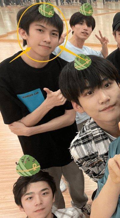 into1队长刘宇拍照独美,不顾成员的脸被拉变形,米卡疑似不合群_节目