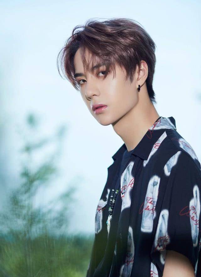 徐峥晒和王一博合影,两人头围成鲜明对比,在视觉上有种大头爸爸小头