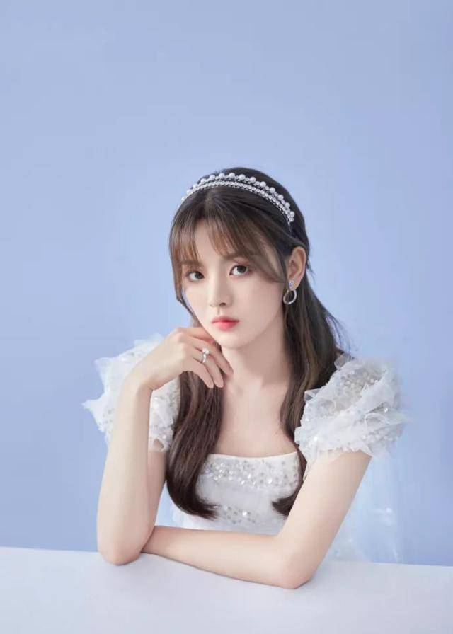 杨超越本体是小公主吧,珍珠发箍 小白裙,干净的不染尘埃_造型_女生