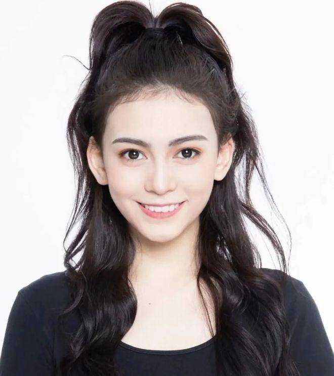 第一眼觉得像张予曦↓瞧证件照↑艾克达·麦合木提