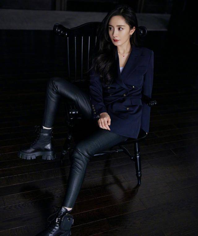 杨幂这腿谁不眼馋?穿紧身皮裤膝盖处都是褶子,细的根本撑不满.