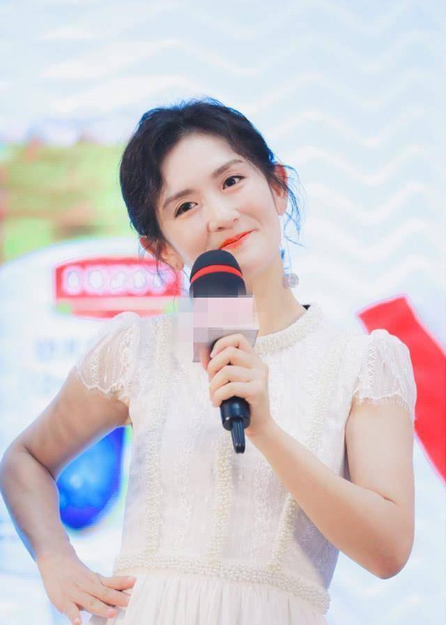 谢娜对着镜头微笑,高高的苹果肌红扑扑的,样子十分可爱.