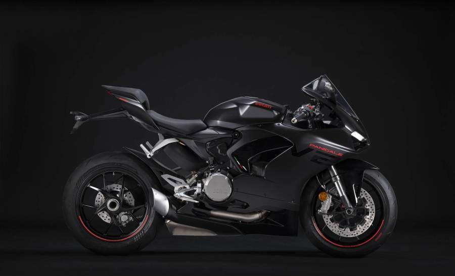 的点缀,并且车身两侧还有采用亮黑的v2贴画,车身下沿导流板也为亮黑色