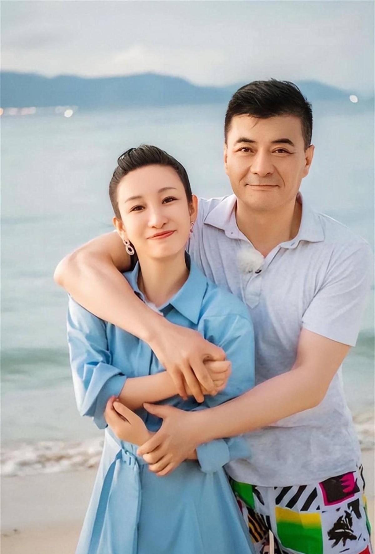 2015年1月,38岁的秦海璐为44岁王新军生下儿子.