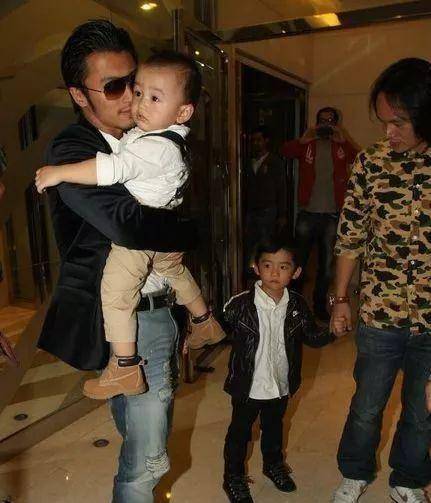 谢霆锋和亲儿子终于还是撕了?_孩子_大儿子_柏芝