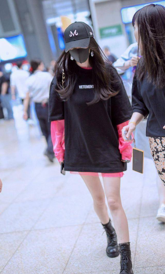 "麻杆腿"细到快被折断,连马丁靴筒都撑不起来_造型_工装裤_黑色