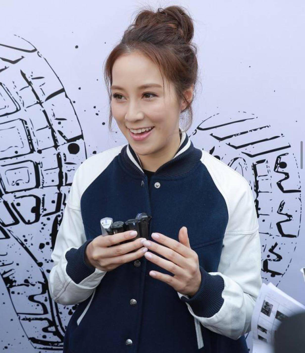 徐子淇真是阔太中的清流,穿学生装扎丸子头,哪有豪门媳妇的样子_印花