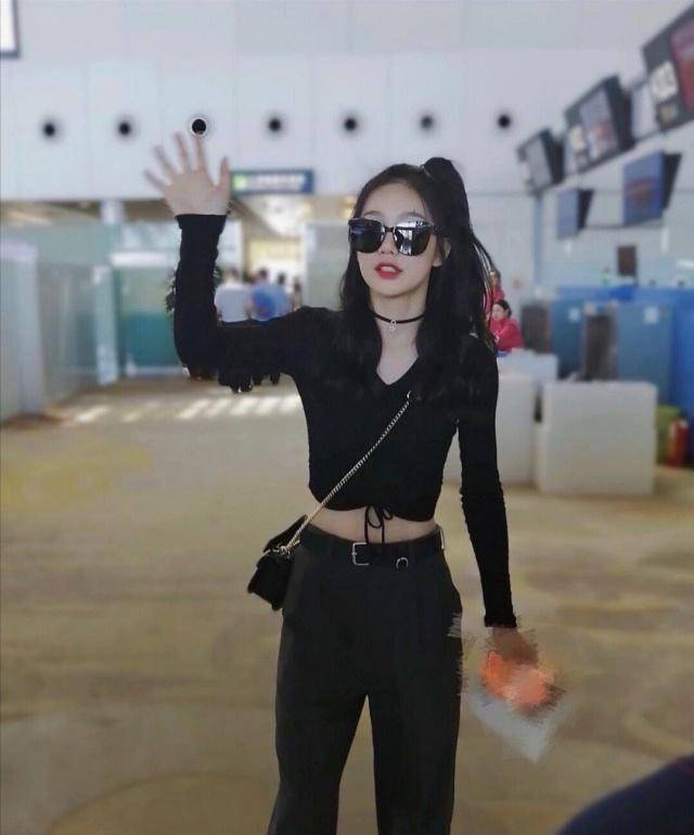 徐梦洁身材一去不复返,穿粉色短袖少女感十足,腹肌腰秒变水桶腰_衣服