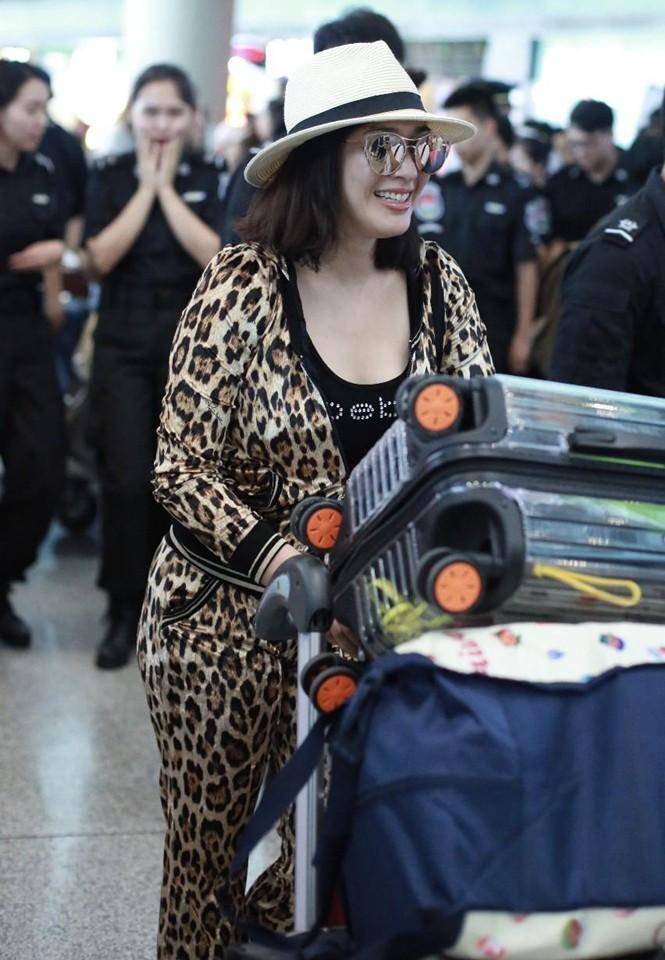 51岁钟丽缇发福好明显!