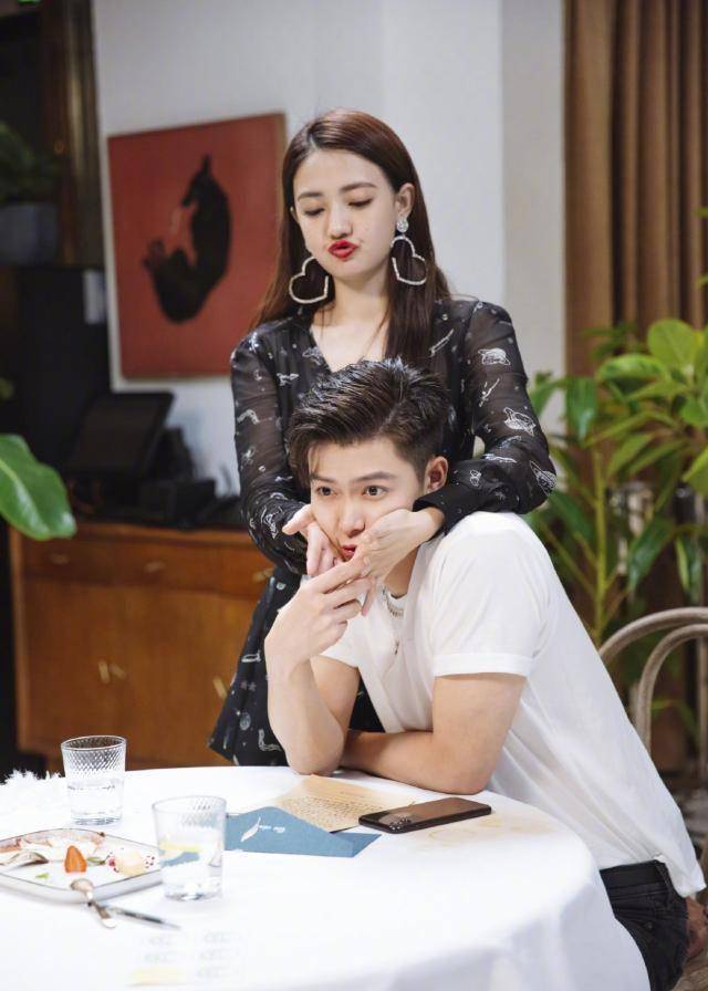 男孩子的头是碰不得的,除非是最亲密的人呀,看来,张铭恩对女朋友还真