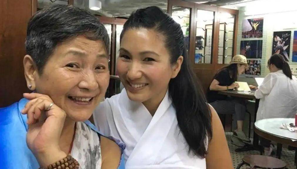 郑佩佩女儿带全家搬到国外居住,发文表达对香港不舍,原因为何?