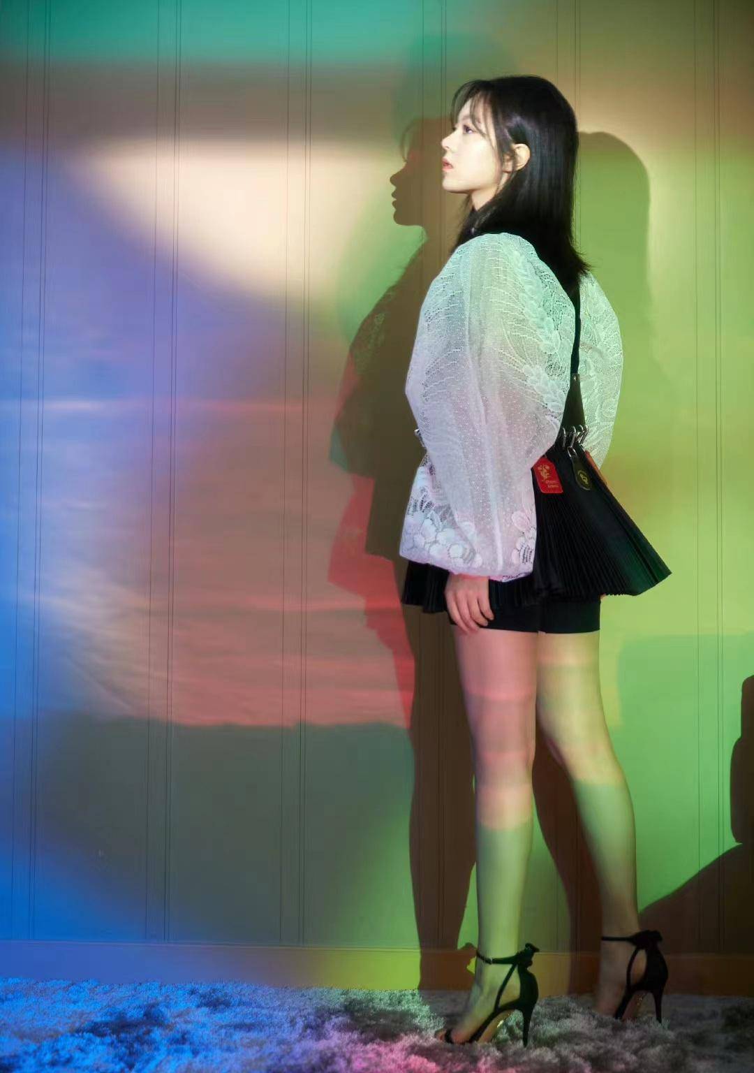 赵今麦黑白拼接刺绣镂空上衣搭配红裙,时尚性感辣妹风_衬衫_身材