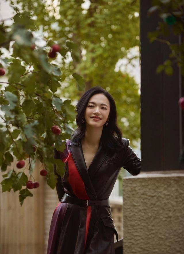 姚晨最新杂志造型,职场风套装干练又成熟,满满的女强人气息_风衣_风格