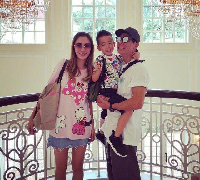 应采儿陈小春带儿子回到结婚的地方,jasper新发型帅气捂脸显害羞_节目